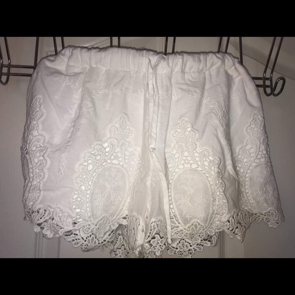 NWOT White lace shorts